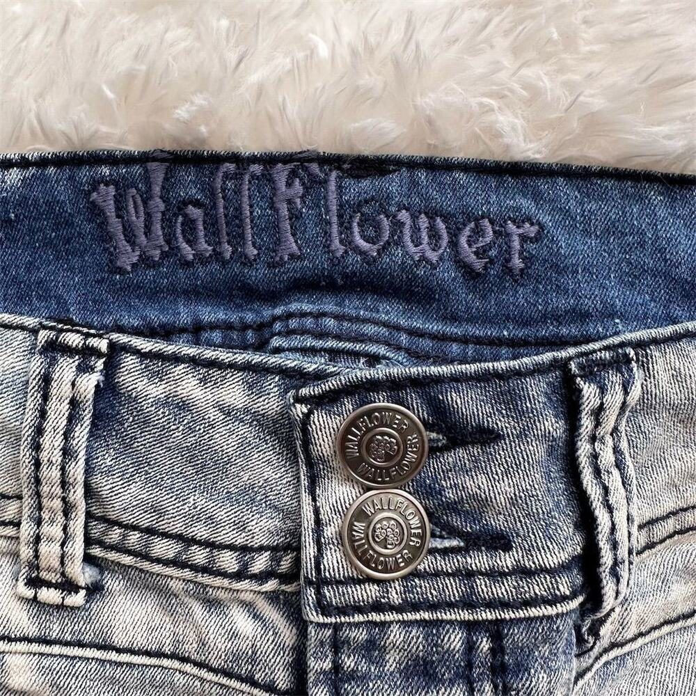 🌸3/$15🌸 WALLFLOWER Women's Bootcut Jeans Medium Wash Gray Denim Flared Size 28 - Picture 2 of 16